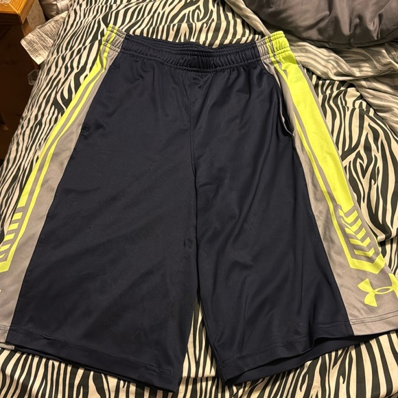 Boys Large Under Armour shorts, like new! - Picture 1 of 5